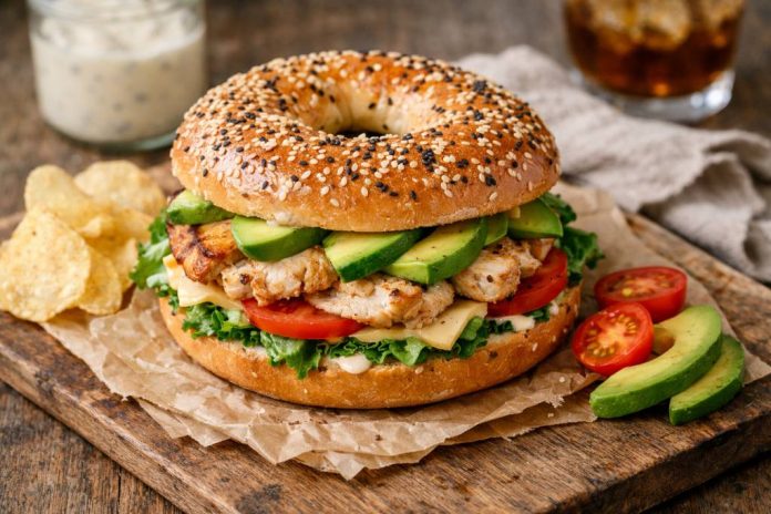 Bagel poulet avocat : recette complète et facile à emporter